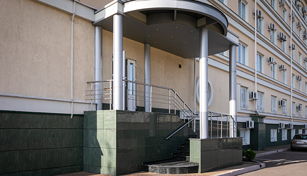 слайд 1 Бизнес-центр на ул. Космонавтов